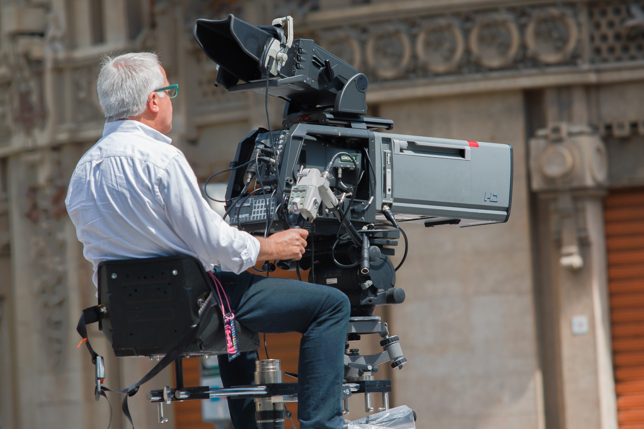 Large cameraman. Оператор Голливуда. Зарплата оператора кино.